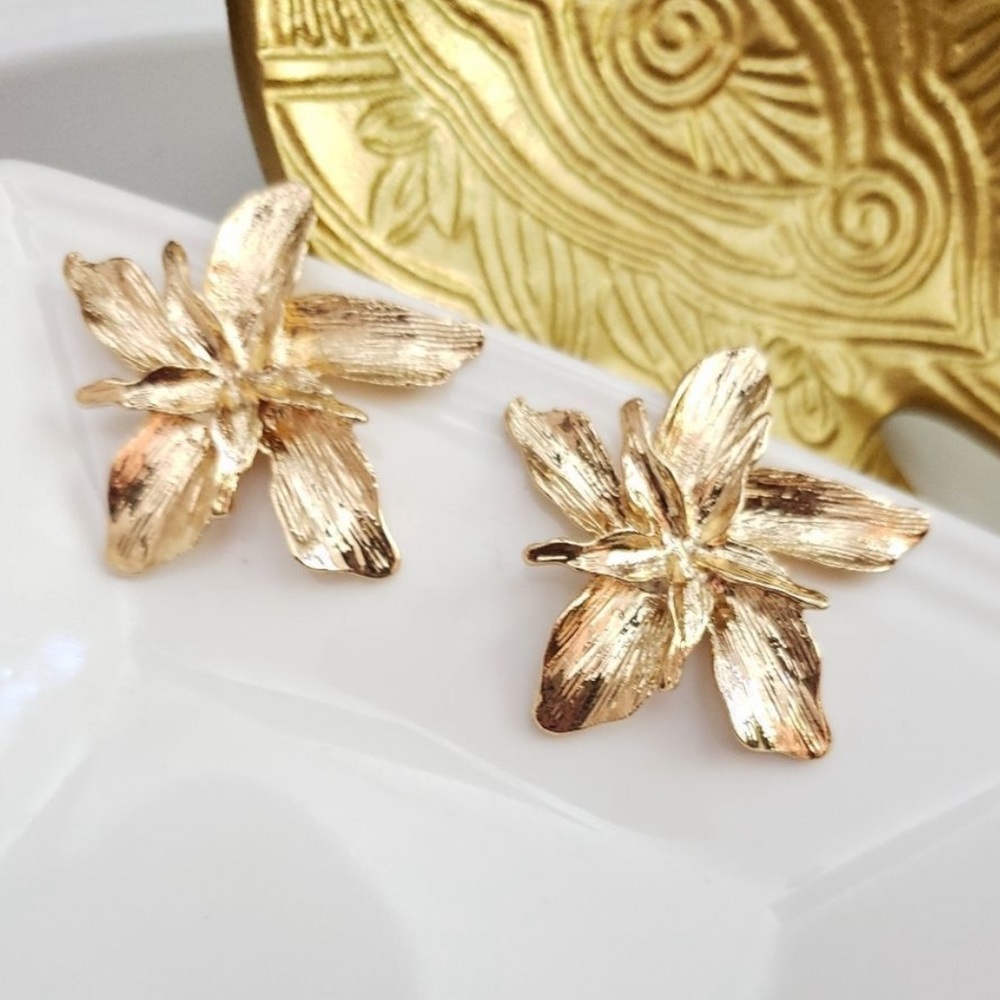 Gold Flower Earrings - Picture 2 of 9